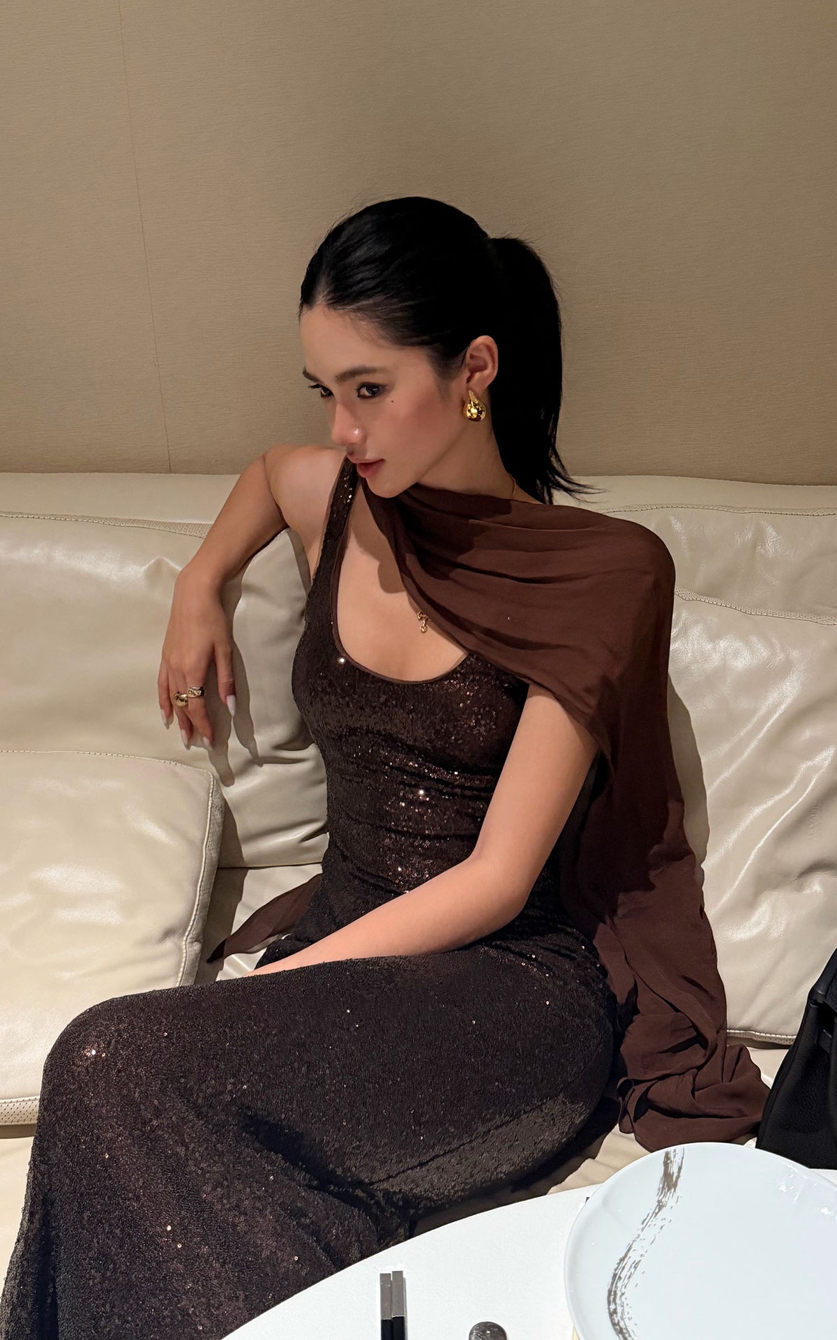 ROVENTE Robe longue à sequins avec écharpe drapée