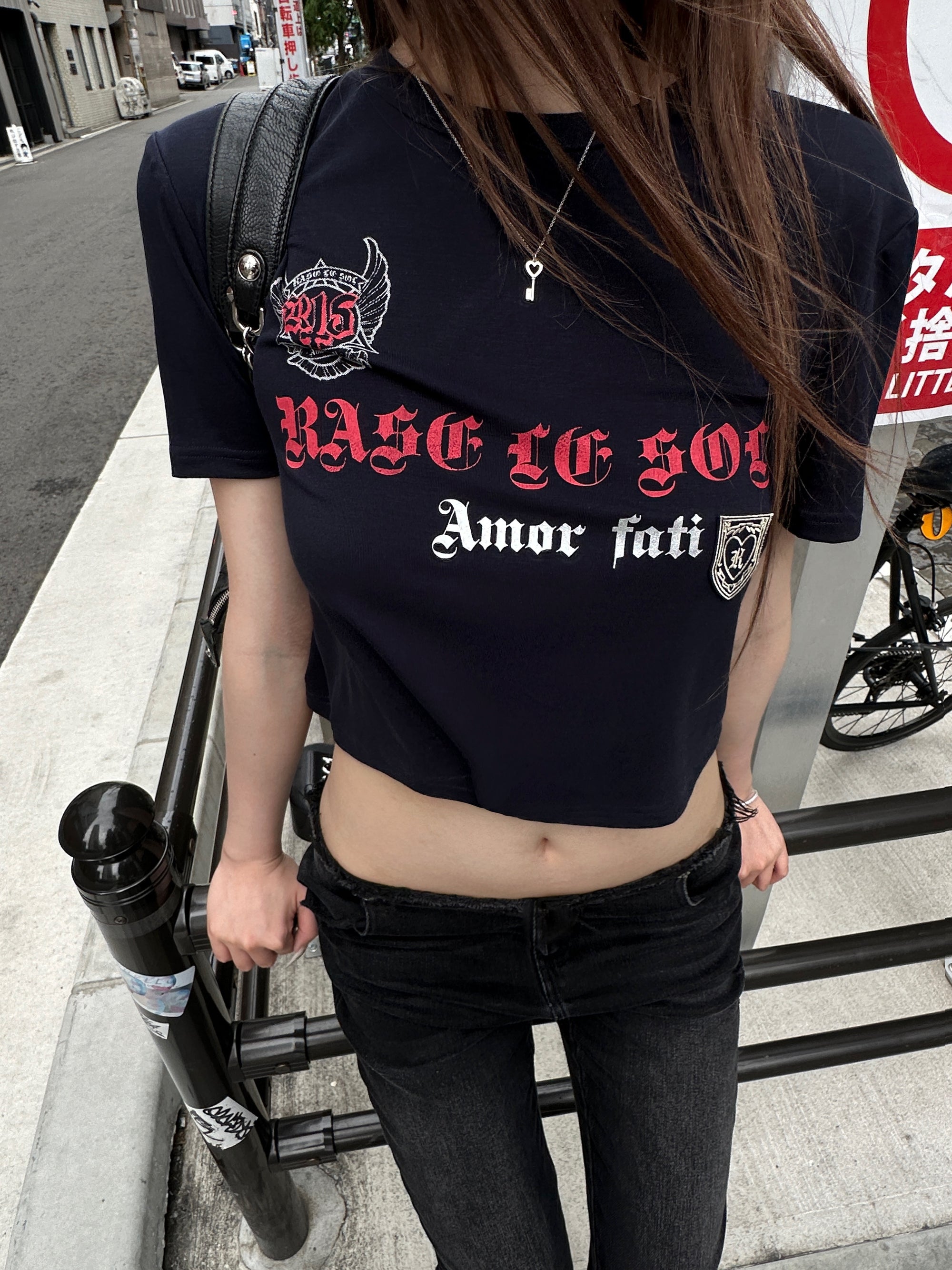 Rase le sol Amor Fati Cropped Graphic T-Shirt