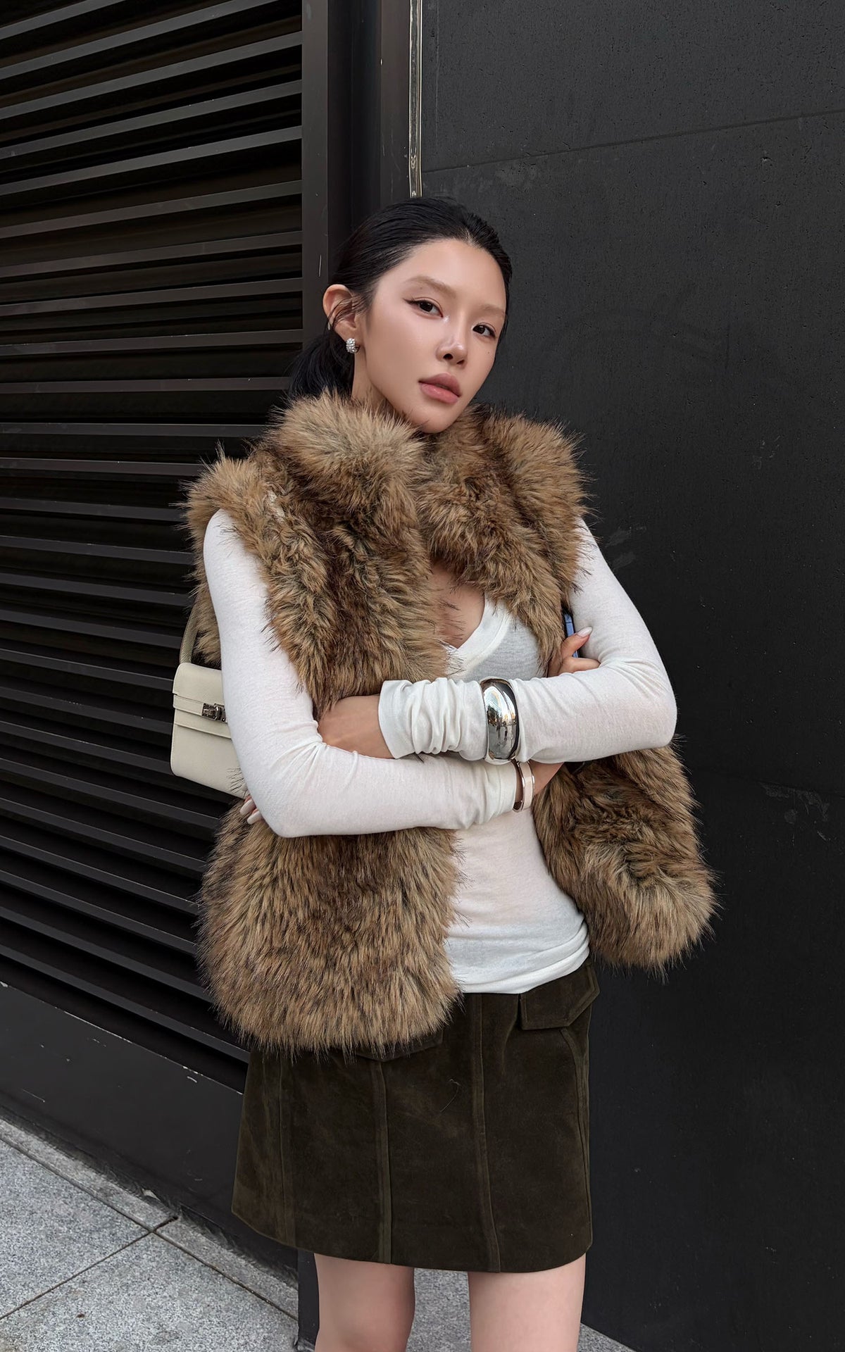 Hydrae Gilet sans manches en fausse fourrure volumineuse avec col montant oversize, fermeture à crochets dissimulée et silhouette décontractée