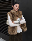 Hydrae Gilet sans manches en fausse fourrure volumineuse avec col montant oversize, fermeture à crochets dissimulée et silhouette décontractée