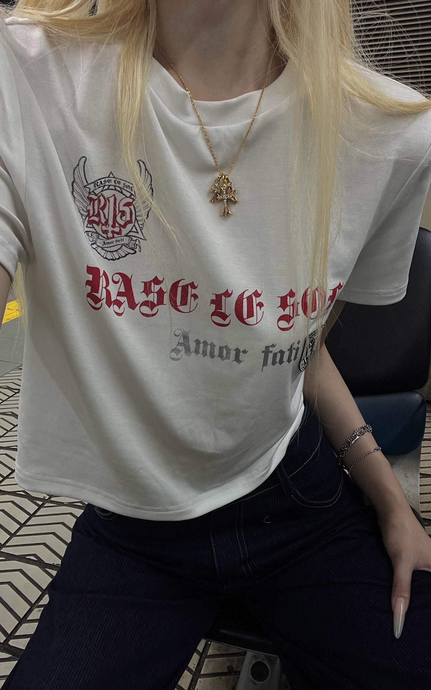 Rase le sol Amor Fati Cropped Graphic T-Shirt