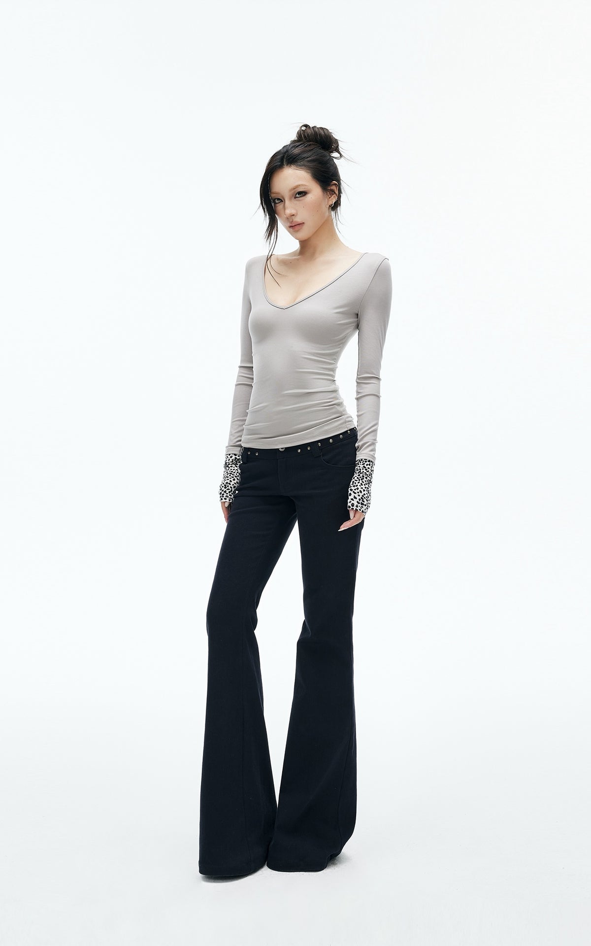 IAMXIAA Leopard Cuff Deep V-Neck Fitted Long Sleeve Top