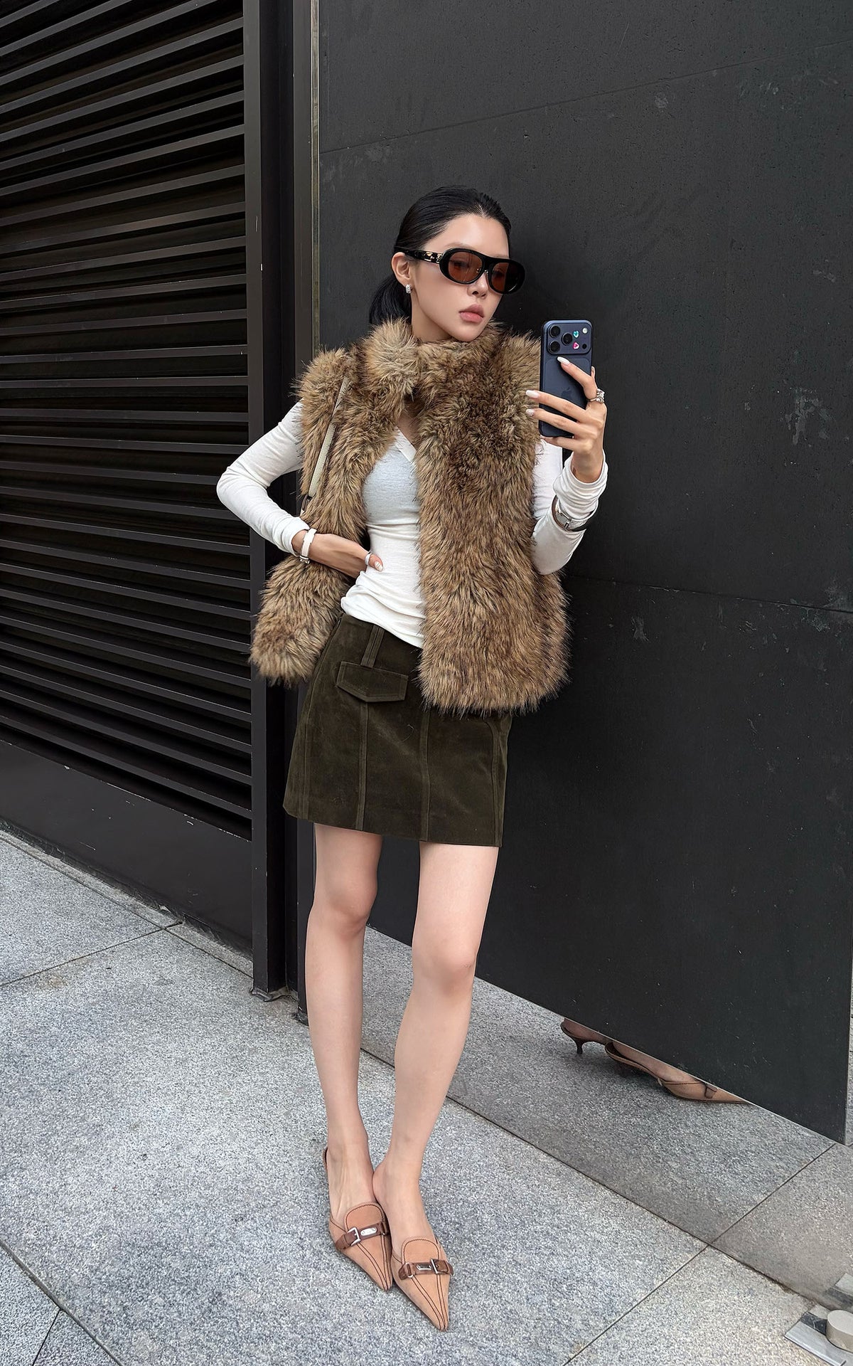 Hydrae Gilet sans manches en fausse fourrure volumineuse avec col montant oversize, fermeture à crochets dissimulée et silhouette décontractée