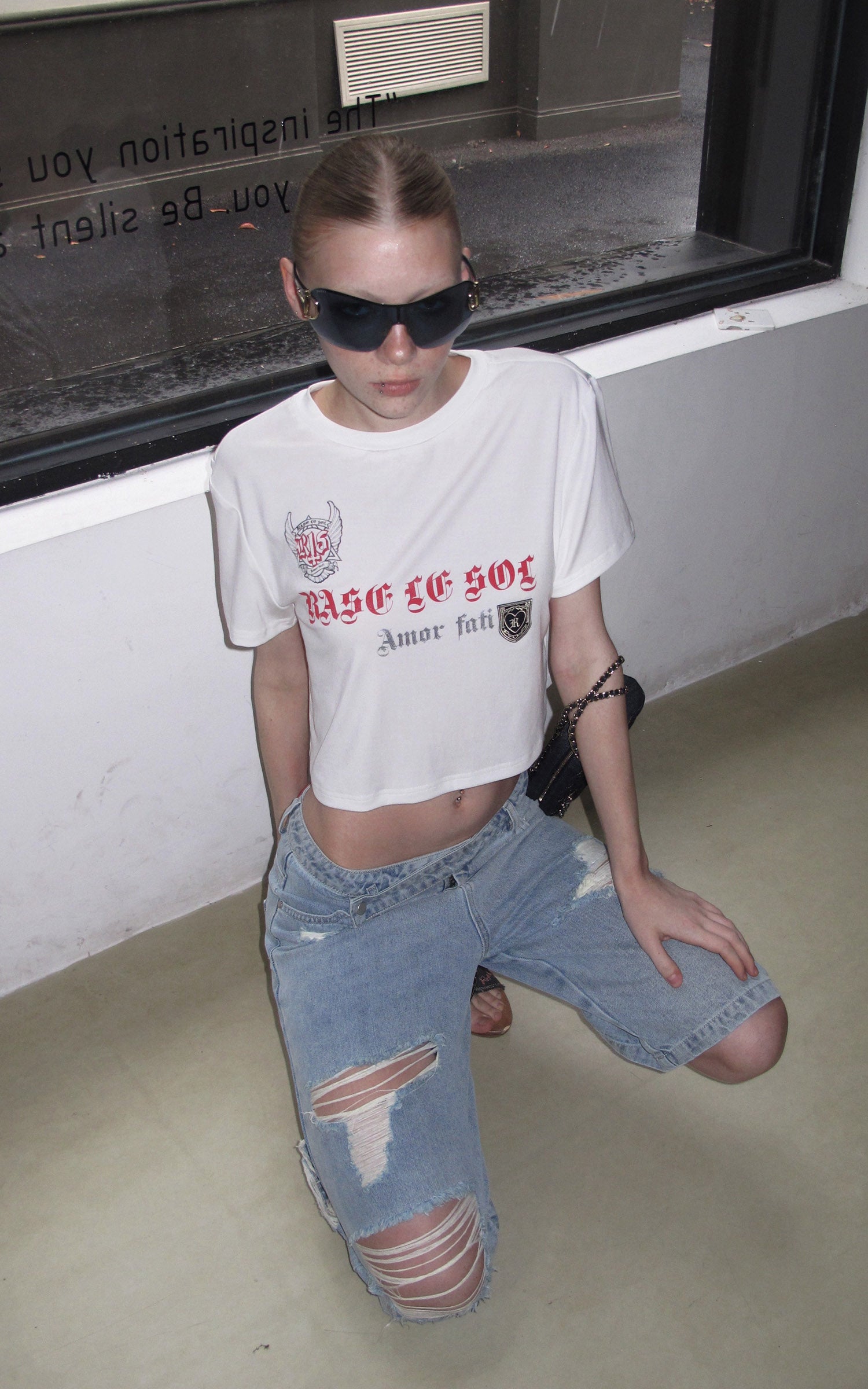 Rase le sol Amor Fati Cropped Graphic T-Shirt