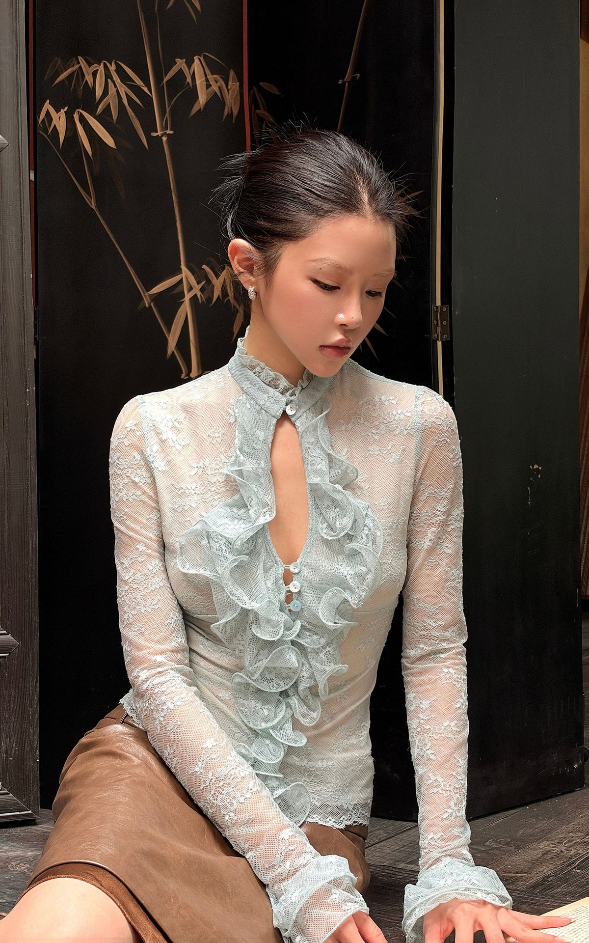 Hydrae Ensemble deux pièces : blouse à volants en dentelle florale transparente et jupe midi en similicuir, avec devant goutte d'eau et silhouette sculptée