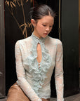 Hydrae Ensemble deux pièces : blouse à volants en dentelle florale transparente et jupe midi en similicuir, avec devant goutte d'eau et silhouette sculptée