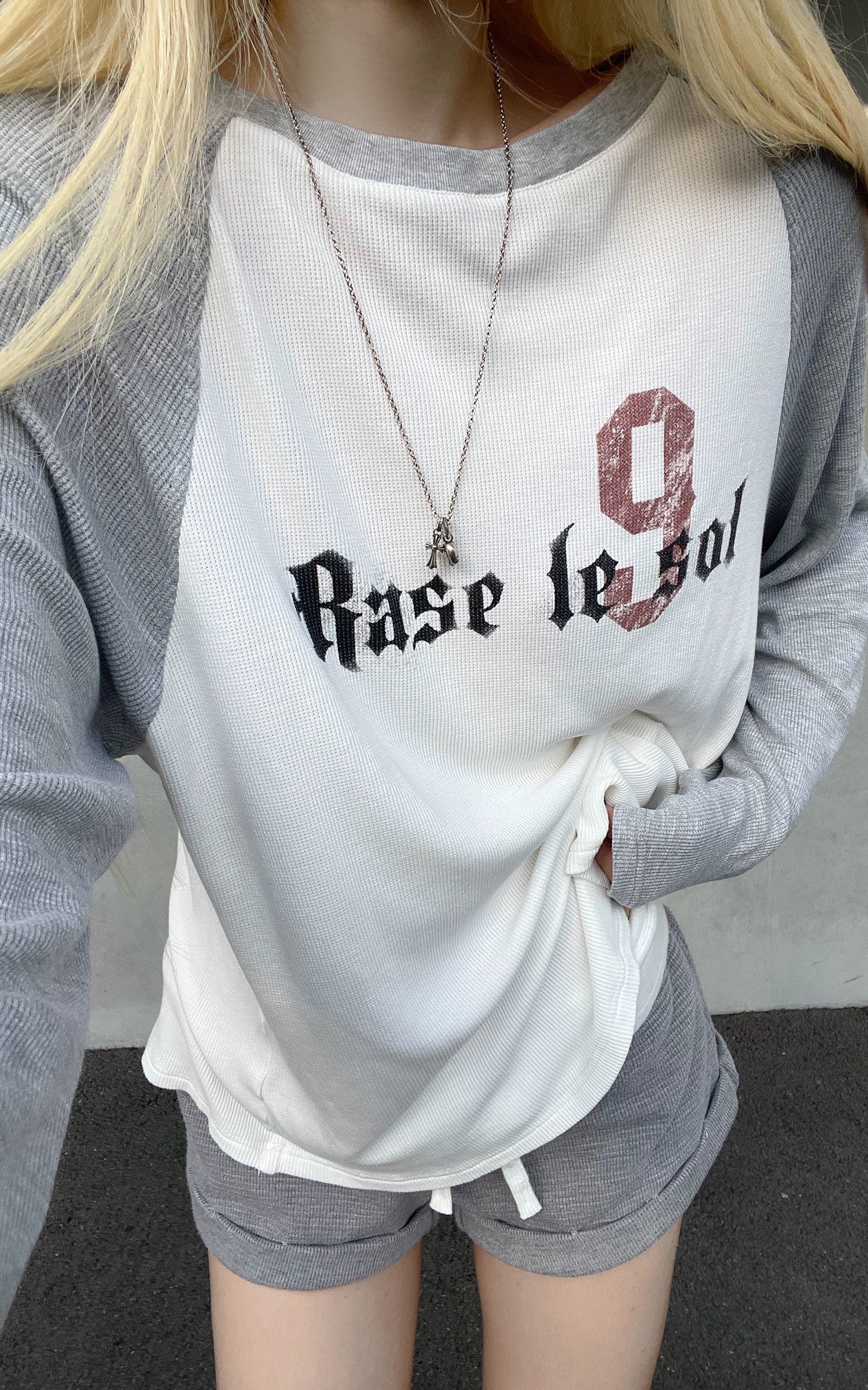 Rase le sol Contrast Raglan Graphic Long Sleeve Top &amp; Low-Rise Shorts Set