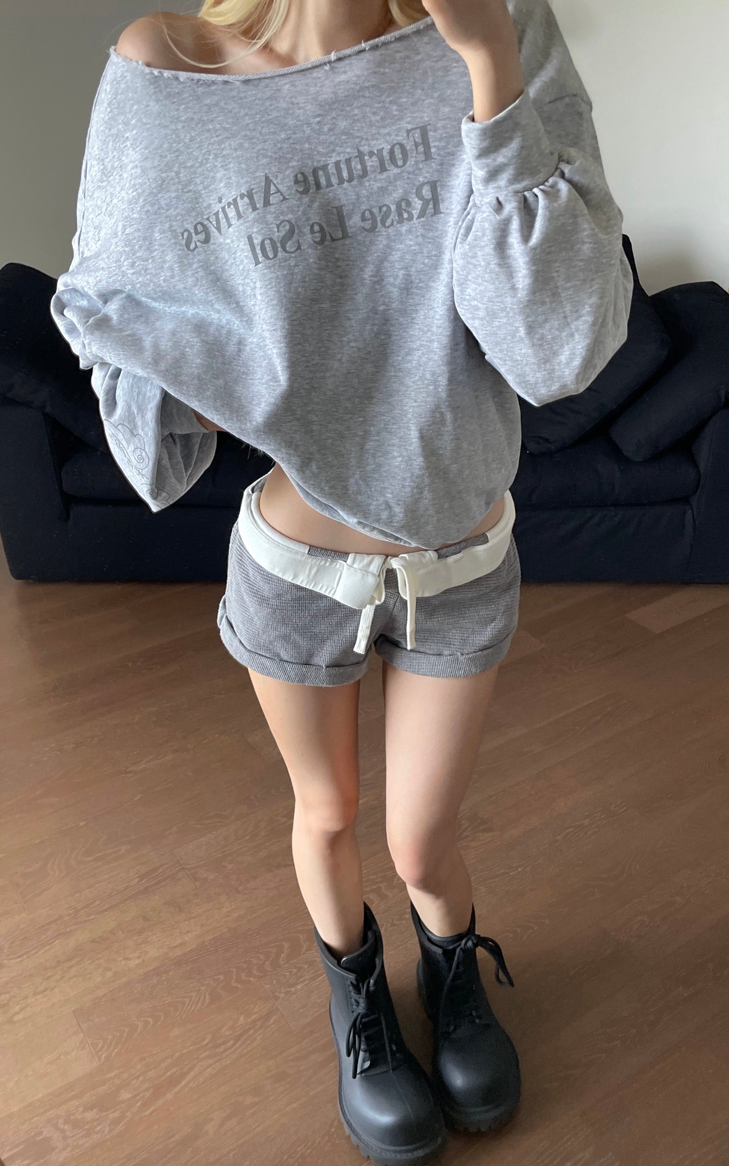 Rase le sol Fortune Arrives Raw Edge Off-Shoulder Oversized Long Sleeve Sweatshirt