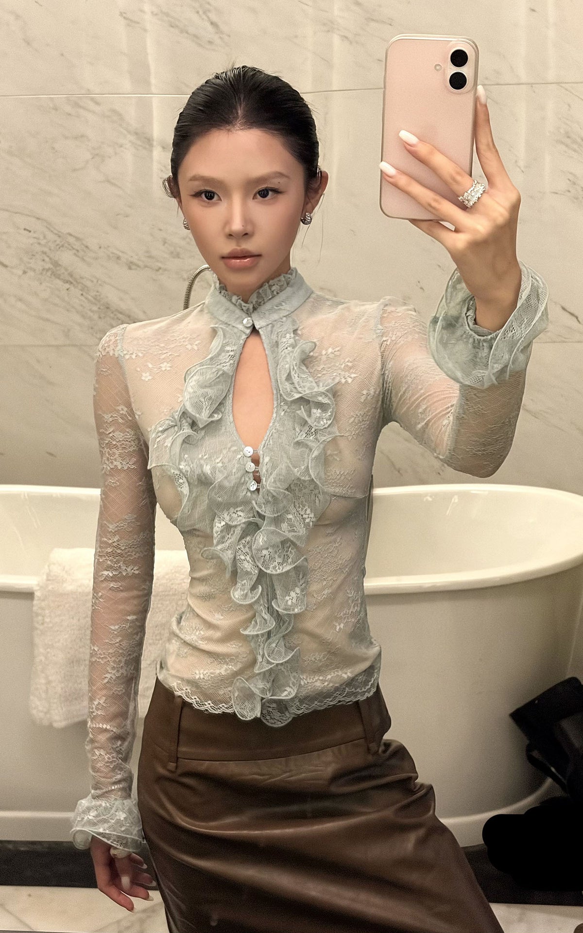 Hydrae Ensemble deux pièces : blouse à volants en dentelle florale transparente et jupe midi en similicuir, avec devant goutte d'eau et silhouette sculptée