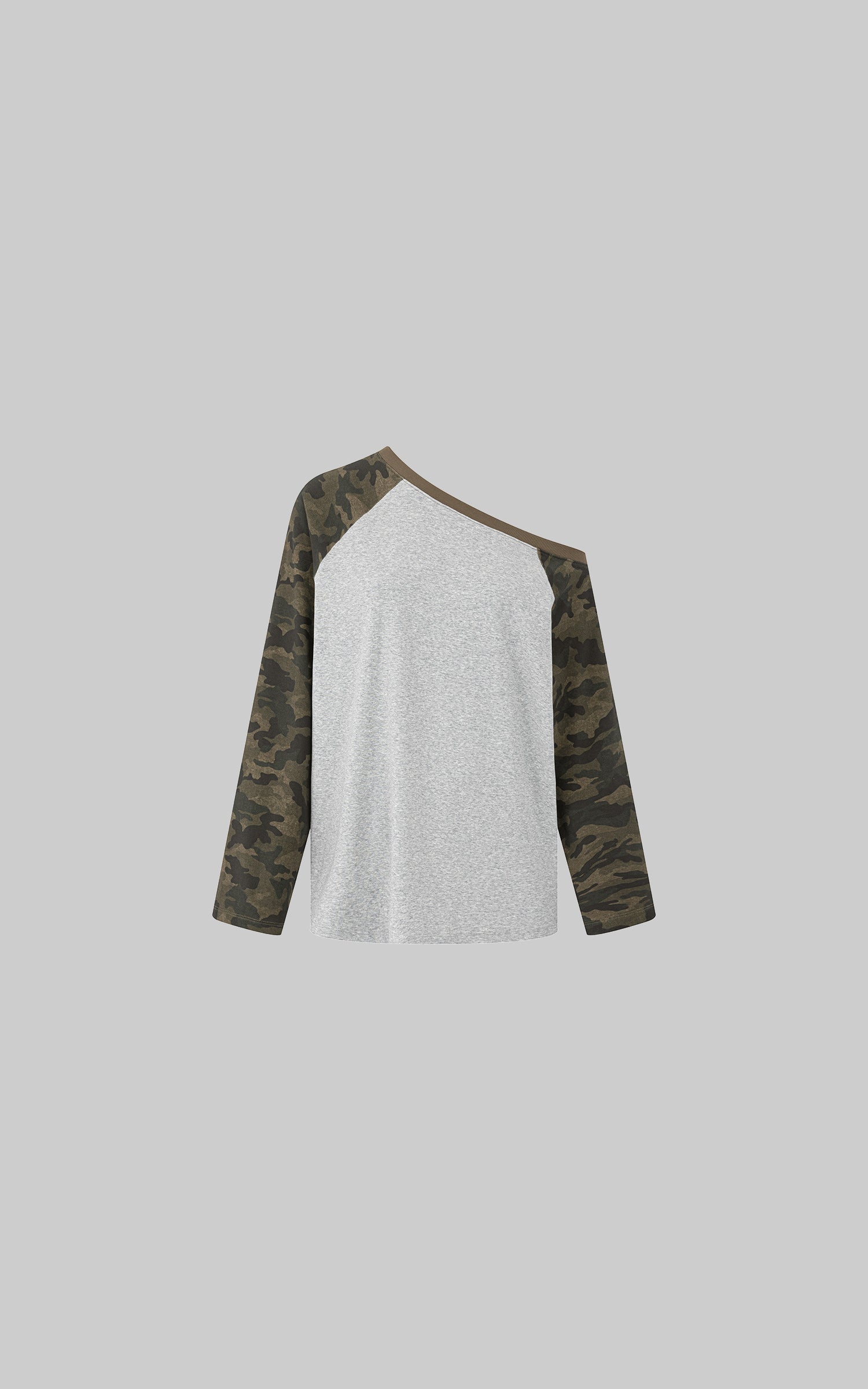 IAMXIAA Camo Sleeve Off-Shoulder Raglan T-Shirt