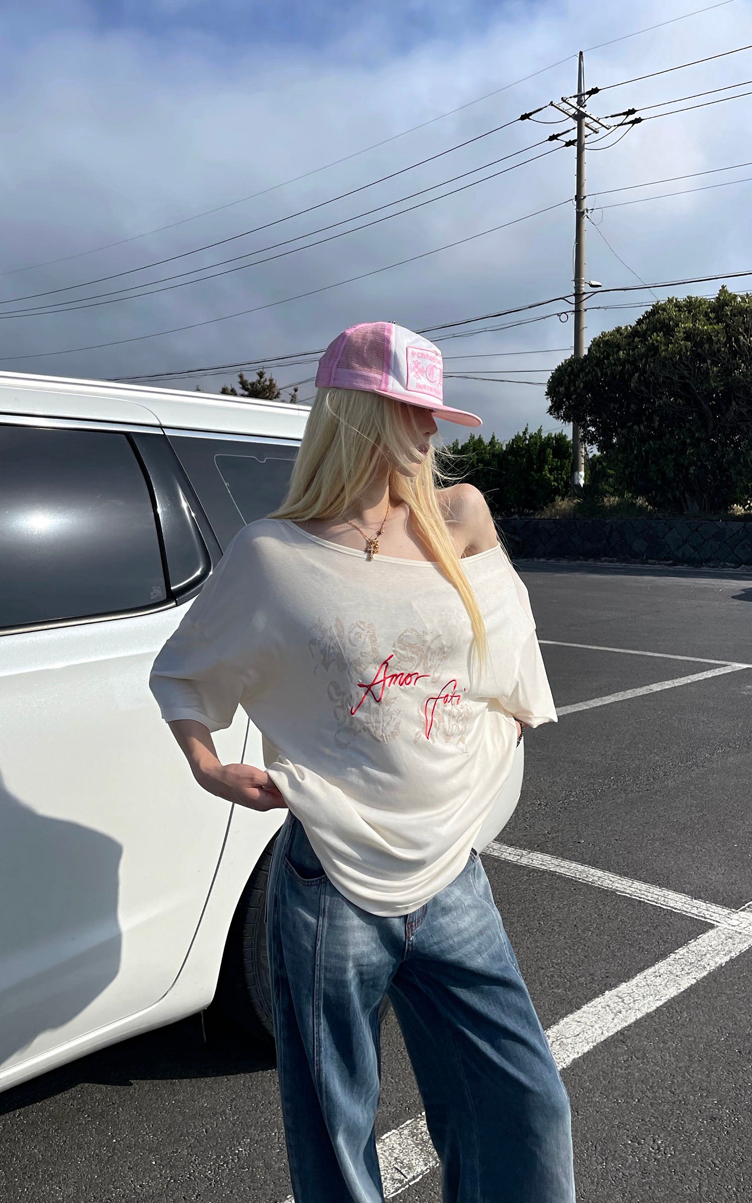 Rase le sol Amor Fati Off-Shoulder Oversized T-Shirt