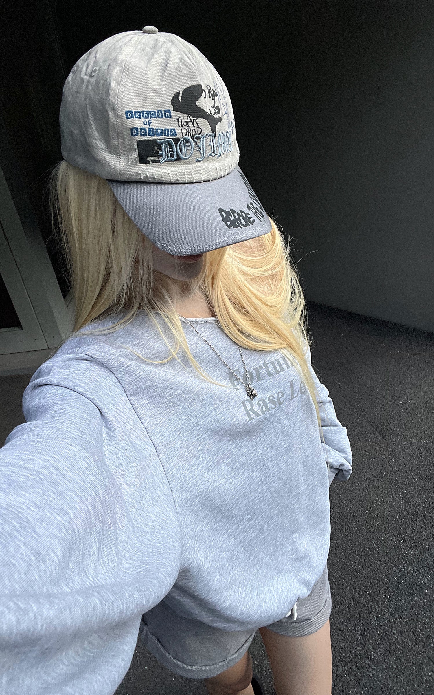 Rase le sol Fortune Arrives Raw Edge Off-Shoulder Oversized Long Sleeve Sweatshirt