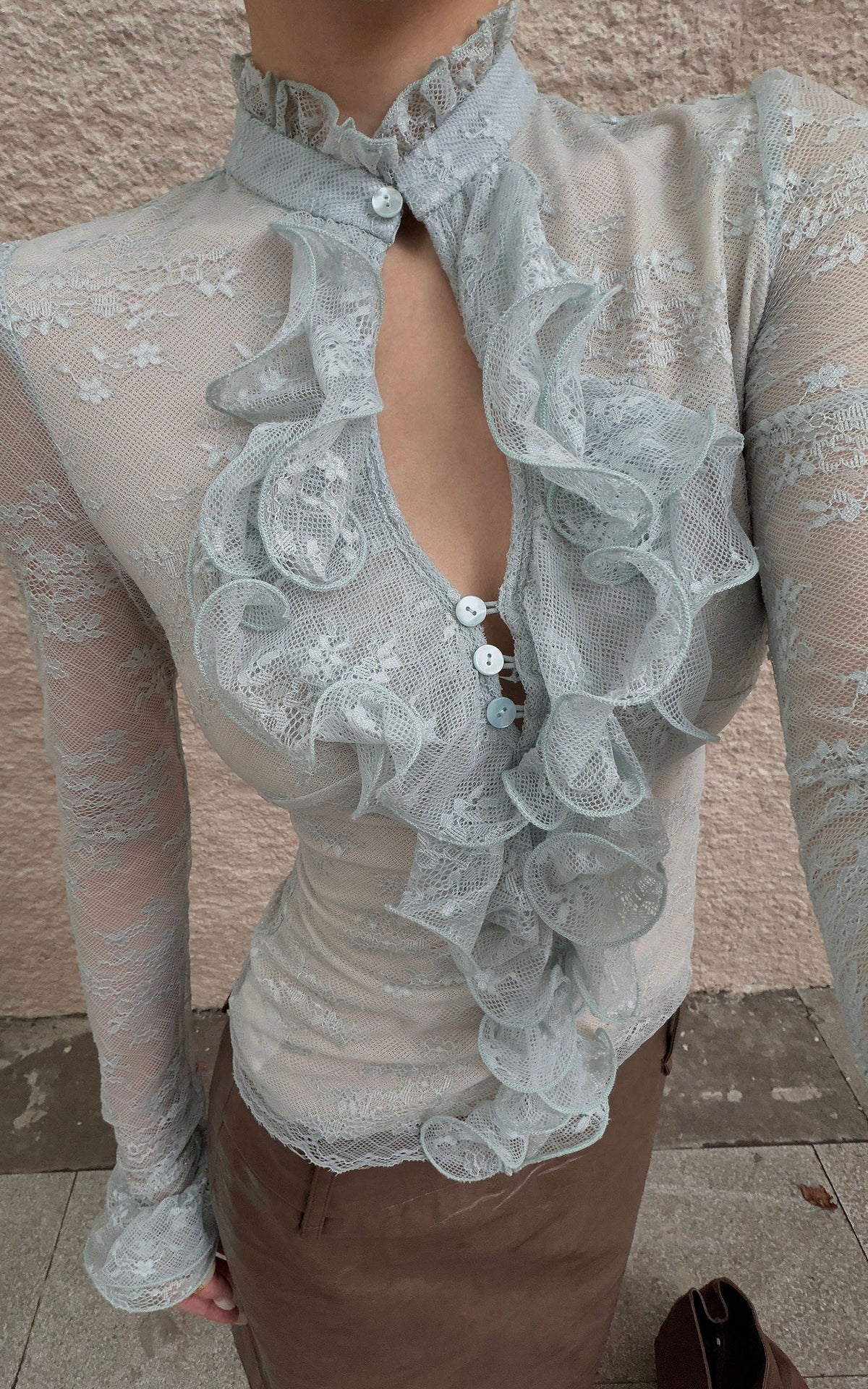 Hydrae Ensemble deux pièces : blouse à volants en dentelle florale transparente et jupe midi en similicuir, avec devant goutte d'eau et silhouette sculptée