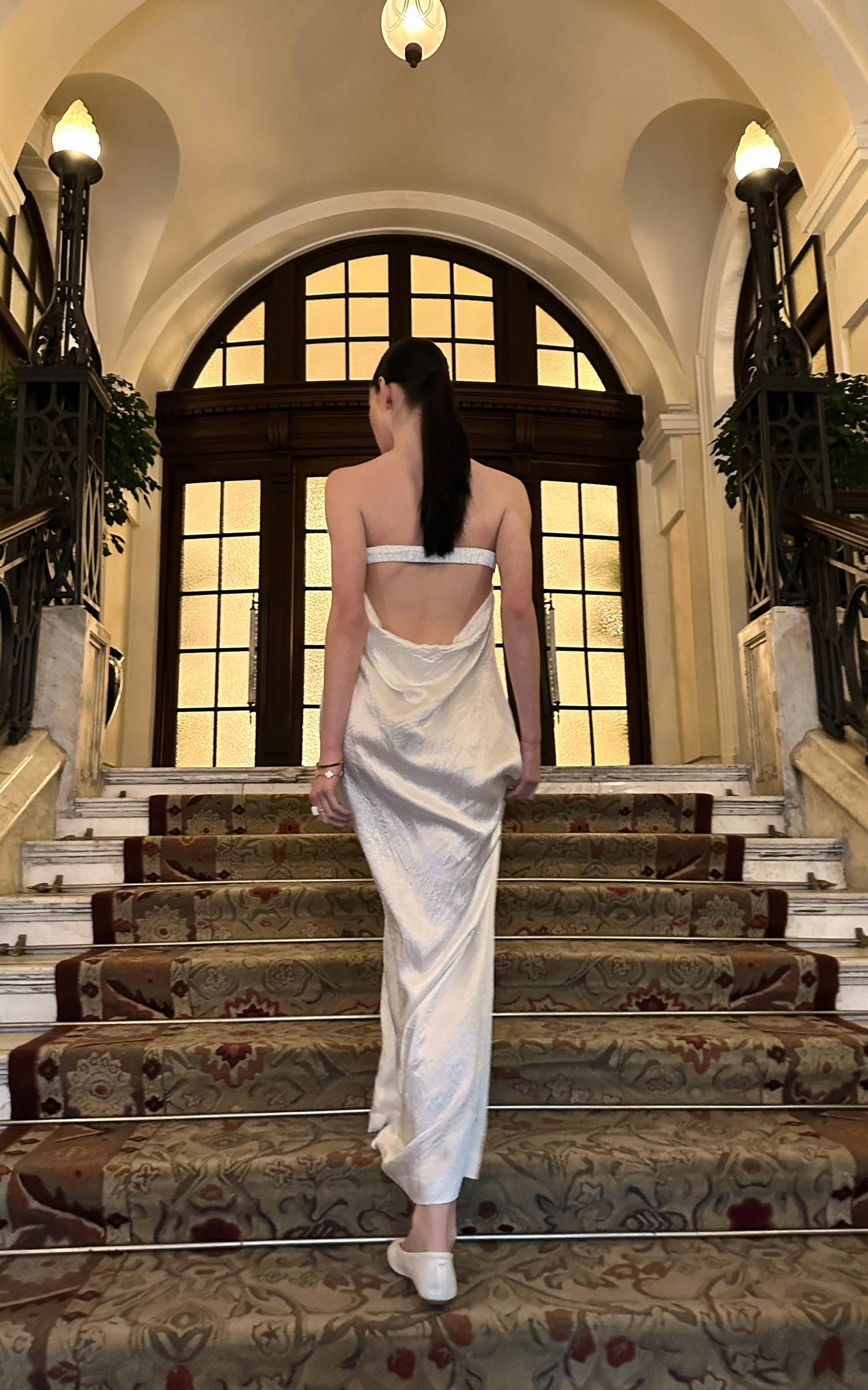 0122stepll Robe longue bustier en satin dos nu