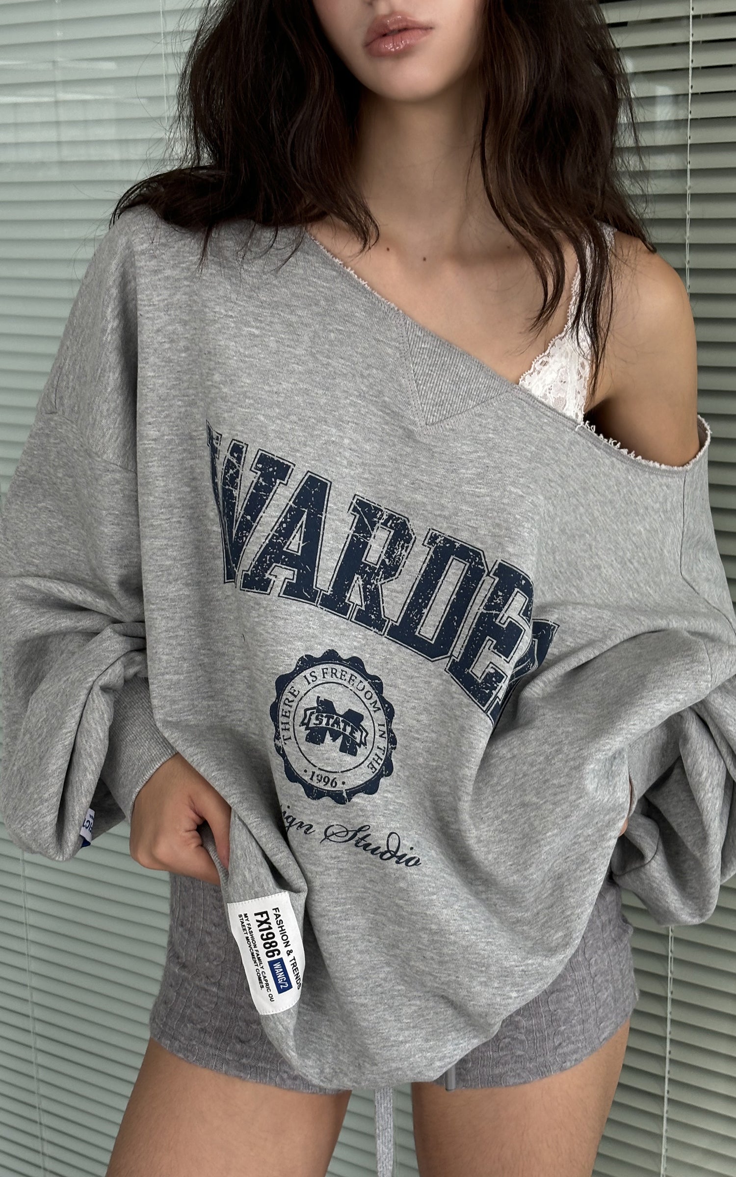 WARDEN EDGE Sweat-shirt surdimensionné graphique universitaire à épaules dénudées déstructuré