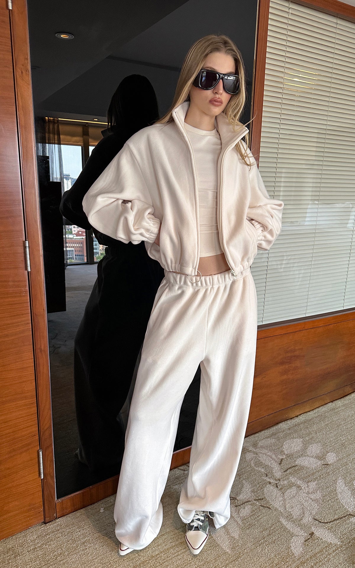 0122stepll Ensemble trois pièces : veste zippée en polaire, t-shirt ajusté et pantalon large