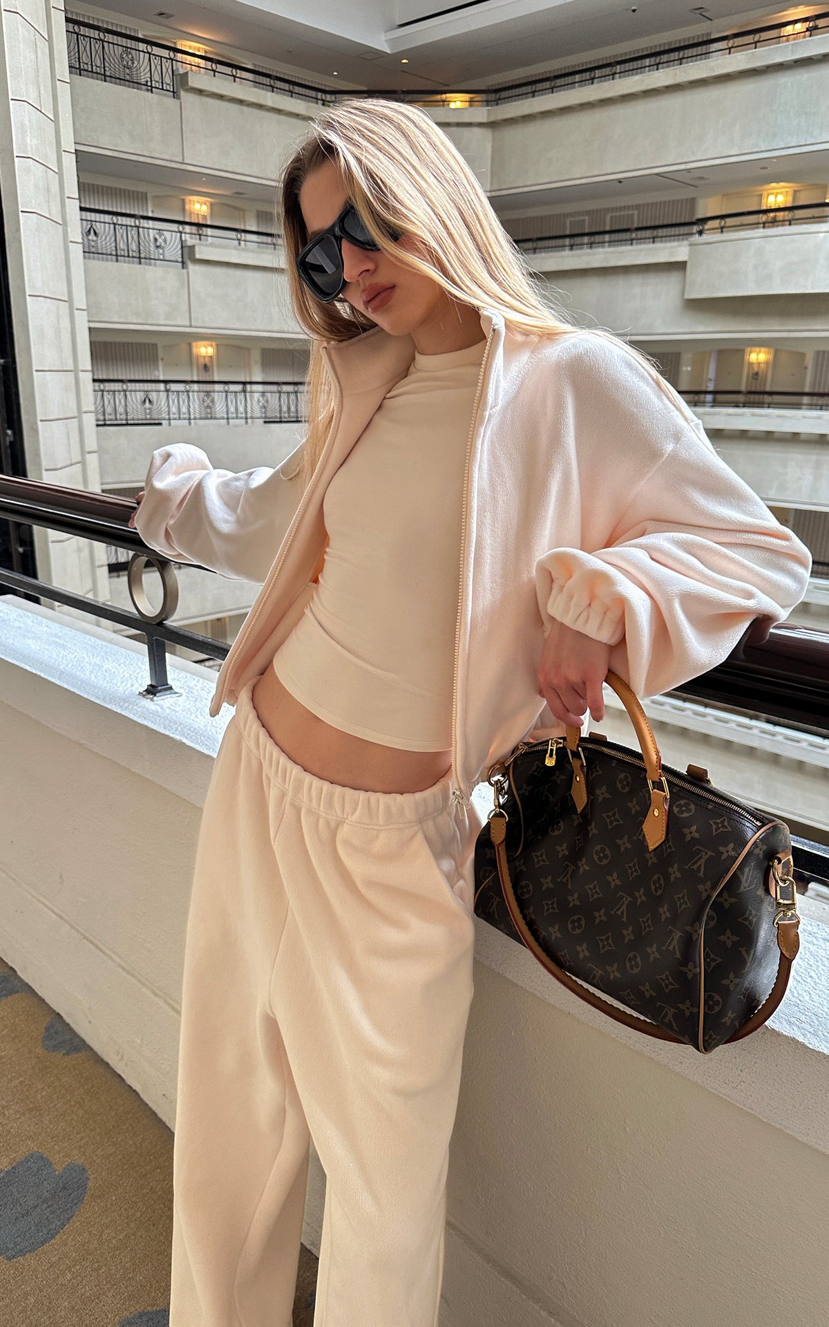 0122stepll Ensemble trois pièces : veste zippée en polaire, t-shirt ajusté et pantalon large