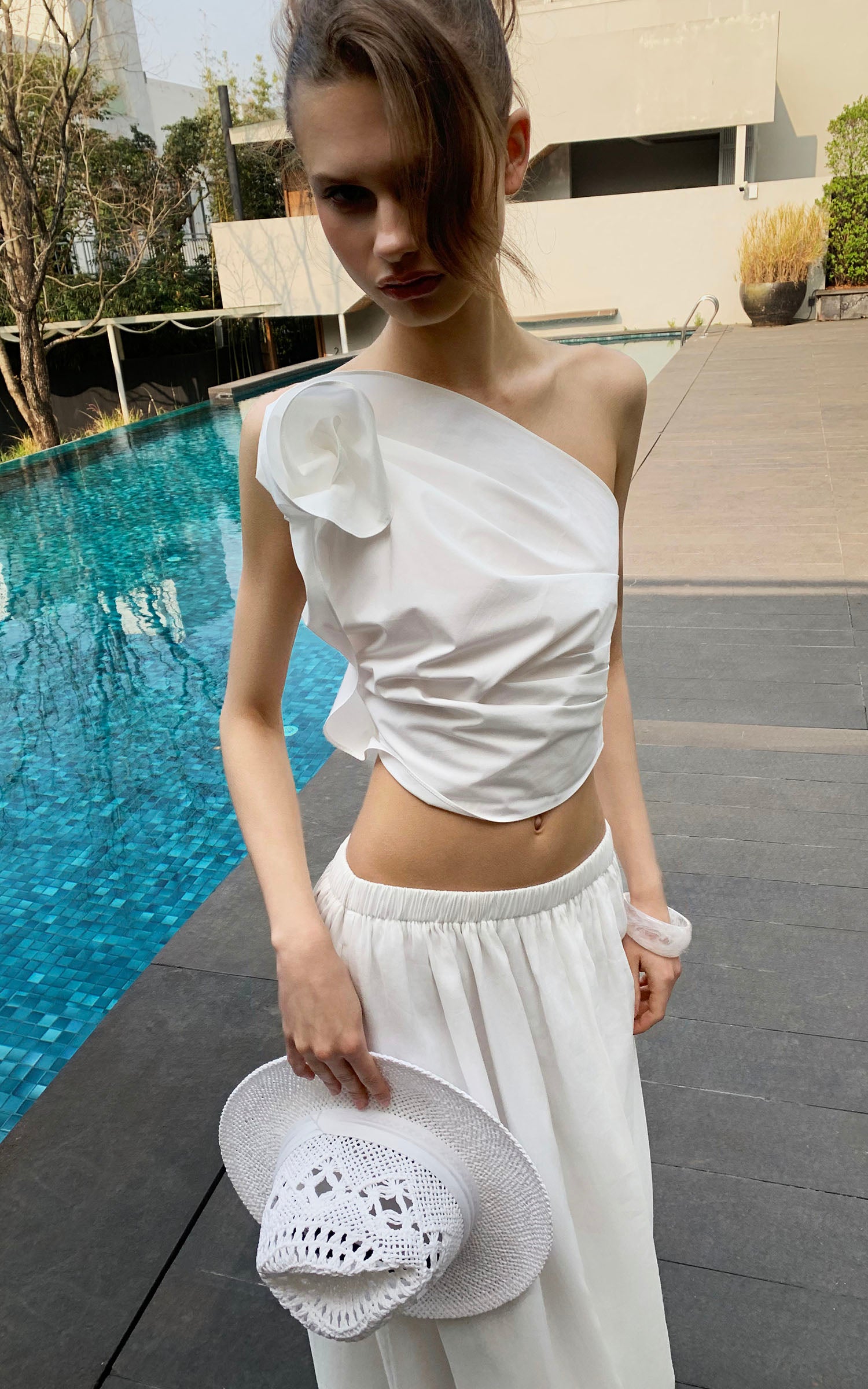 0122stepll Asymmetric One-Shoulder Rosette Crop Top