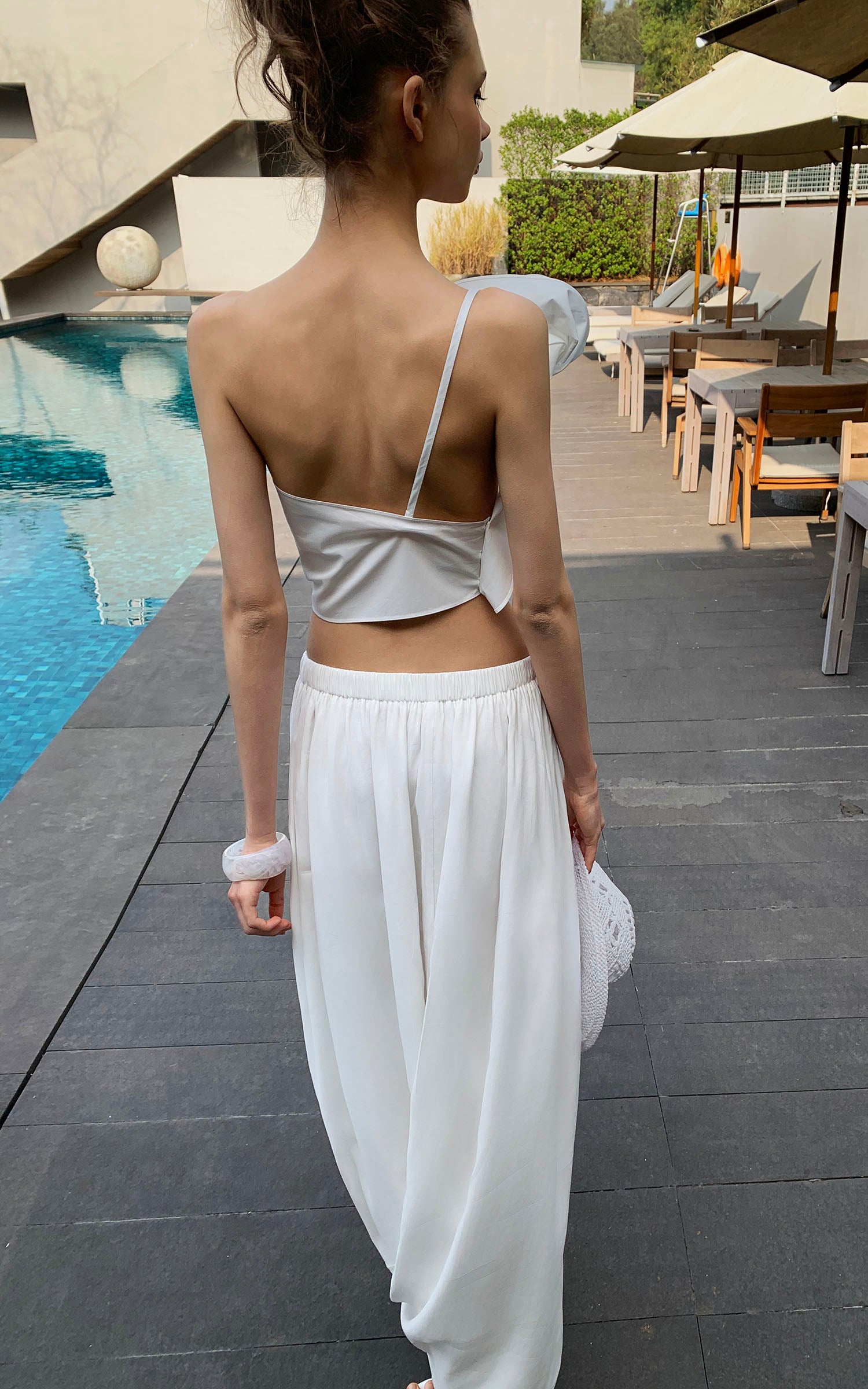 0122stepll Asymmetric One-Shoulder Rosette Crop Top