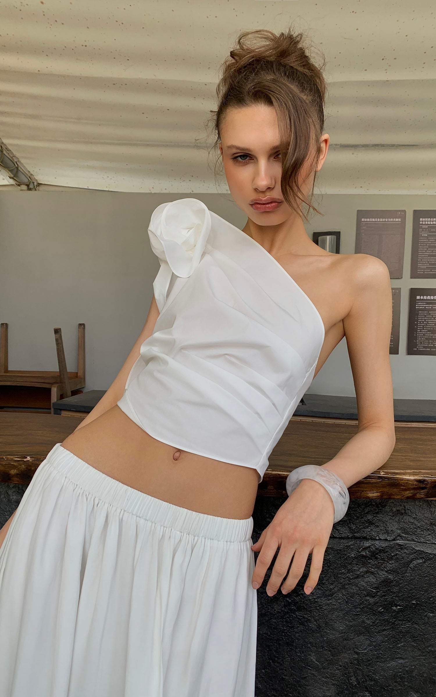 0122stepll Asymmetric One-Shoulder Rosette Crop Top