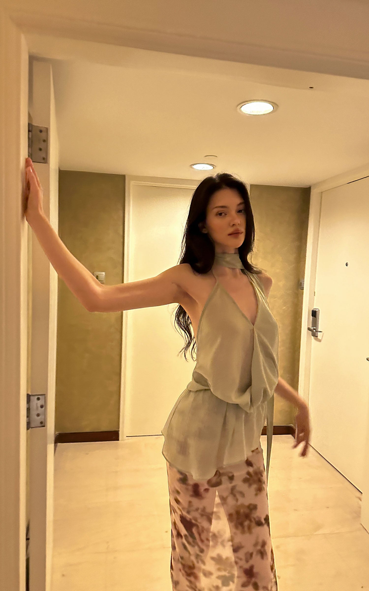 0122stepll Draped Halter Neck Tie Top