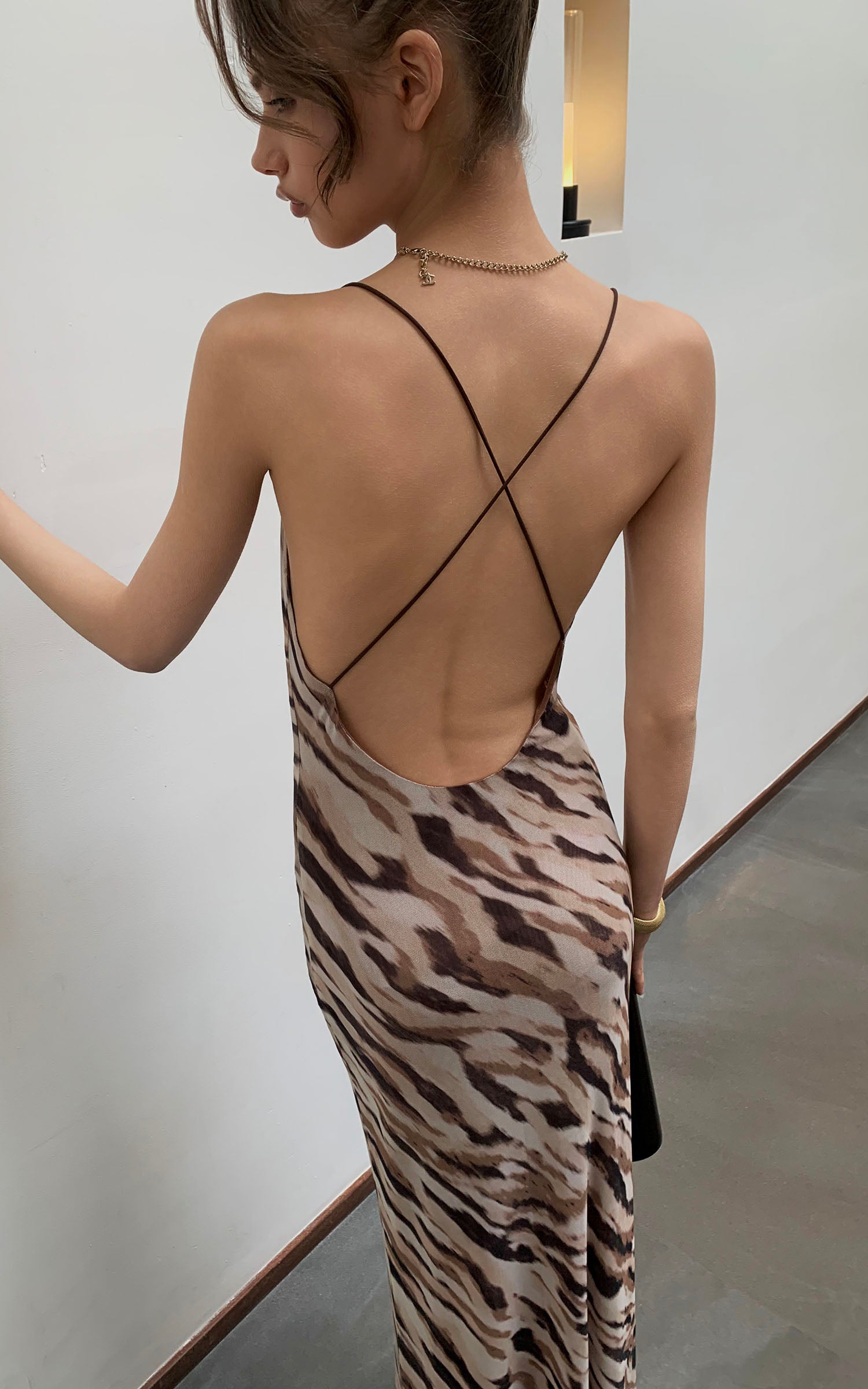 Robe longue à imprimé animalier dos nu