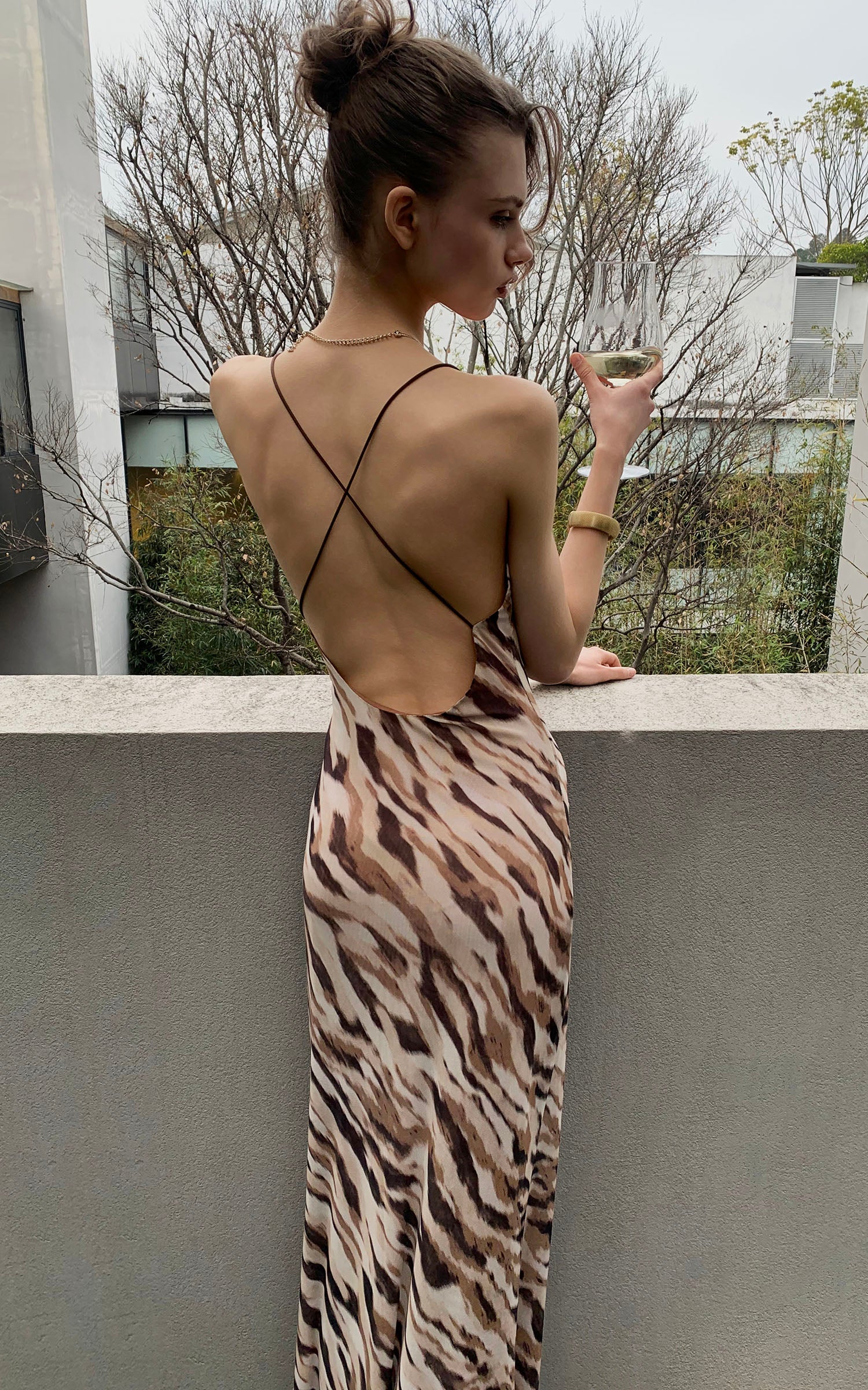 Robe longue à imprimé animalier dos nu