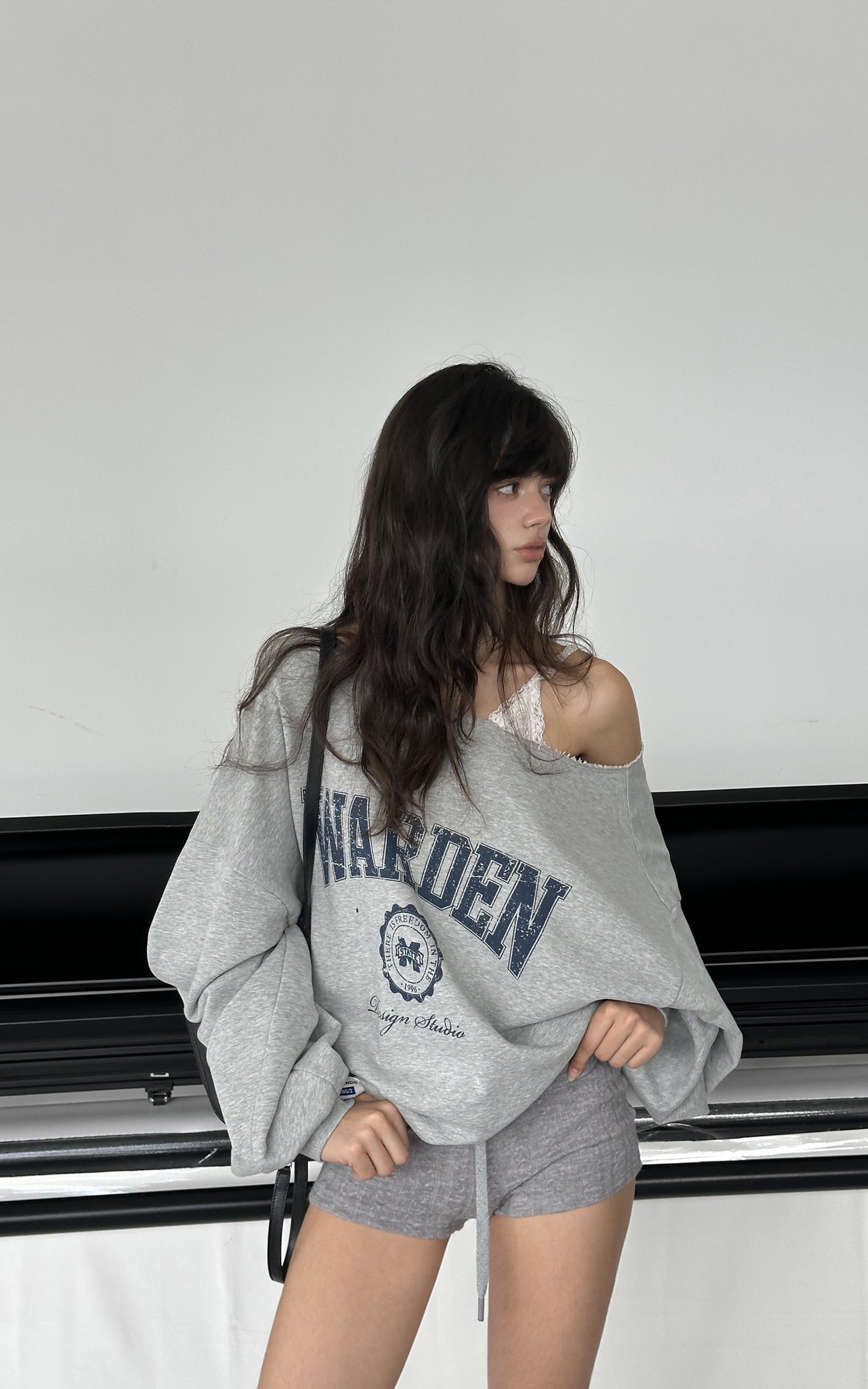 WARDEN EDGE Sweat-shirt surdimensionné graphique universitaire à épaules dénudées déstructuré