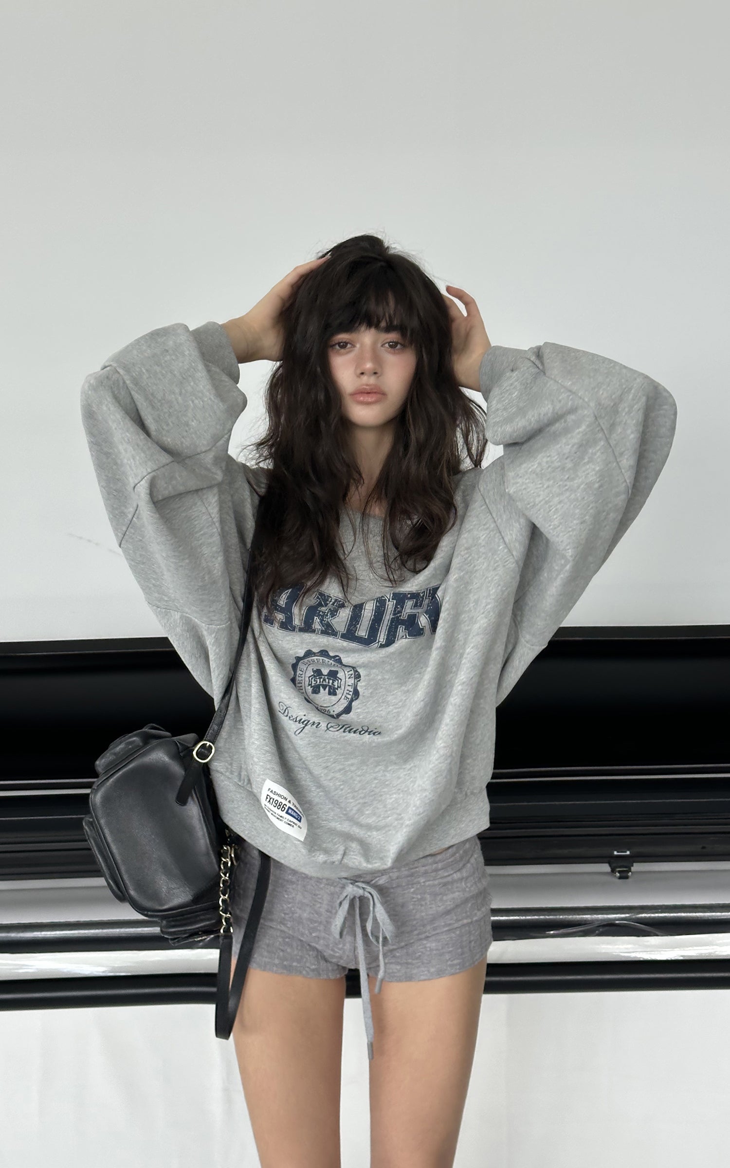 WARDEN EDGE Sweat-shirt surdimensionné graphique universitaire à épaules dénudées déstructuré