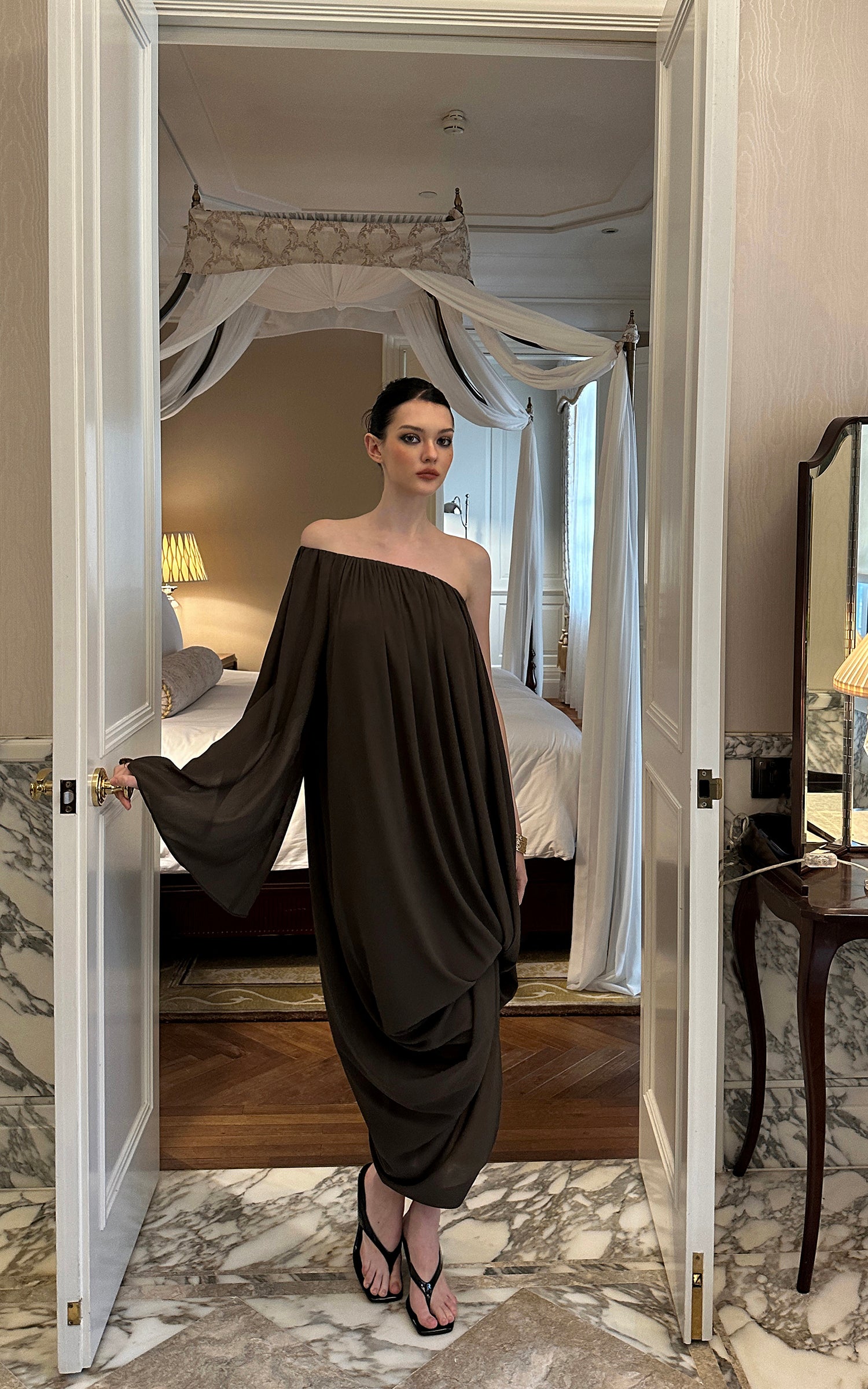 0122stepll Robe midi à manches drapées et épaules dénudées