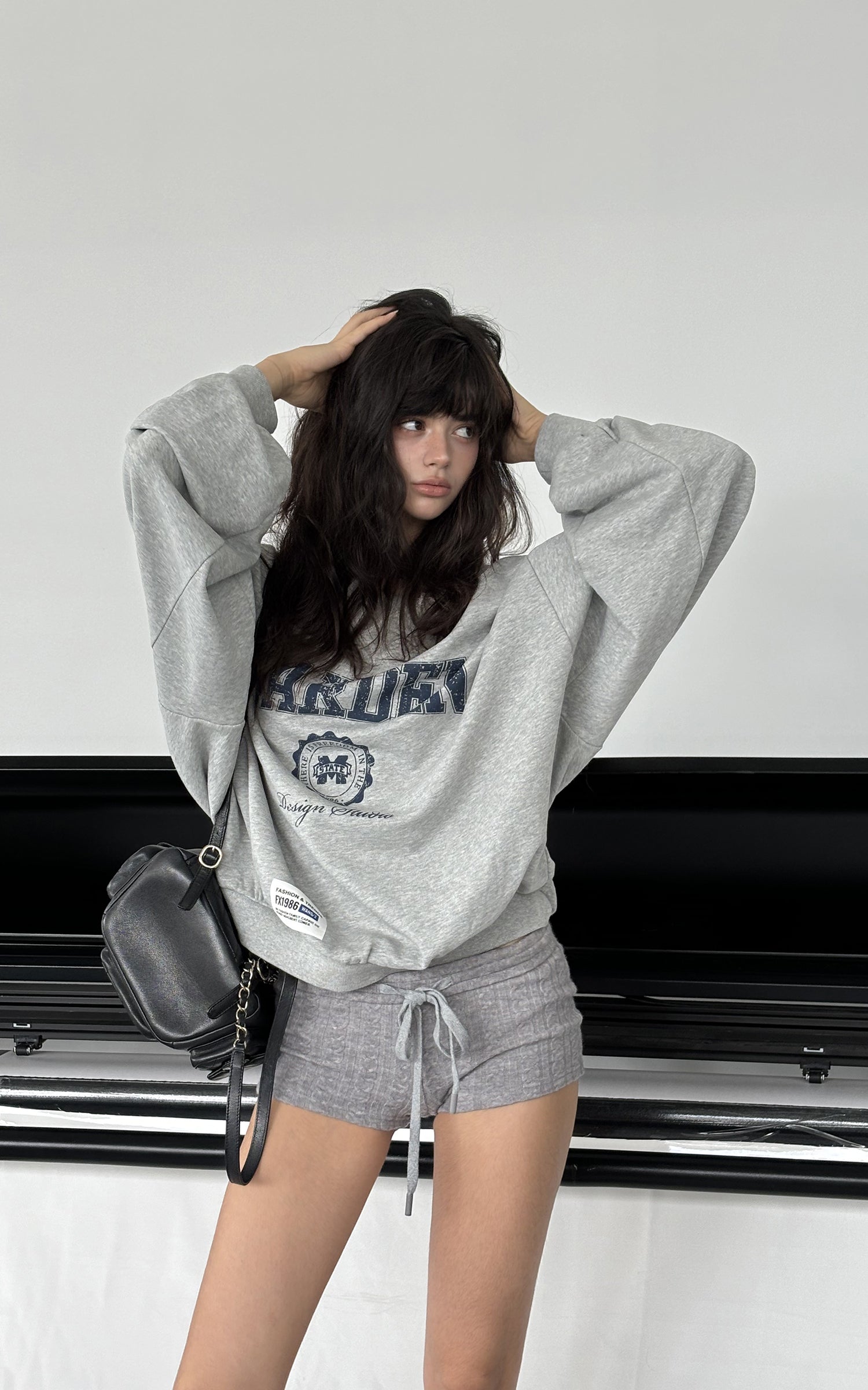 WARDEN EDGE Sweat-shirt surdimensionné graphique universitaire à épaules dénudées déstructuré