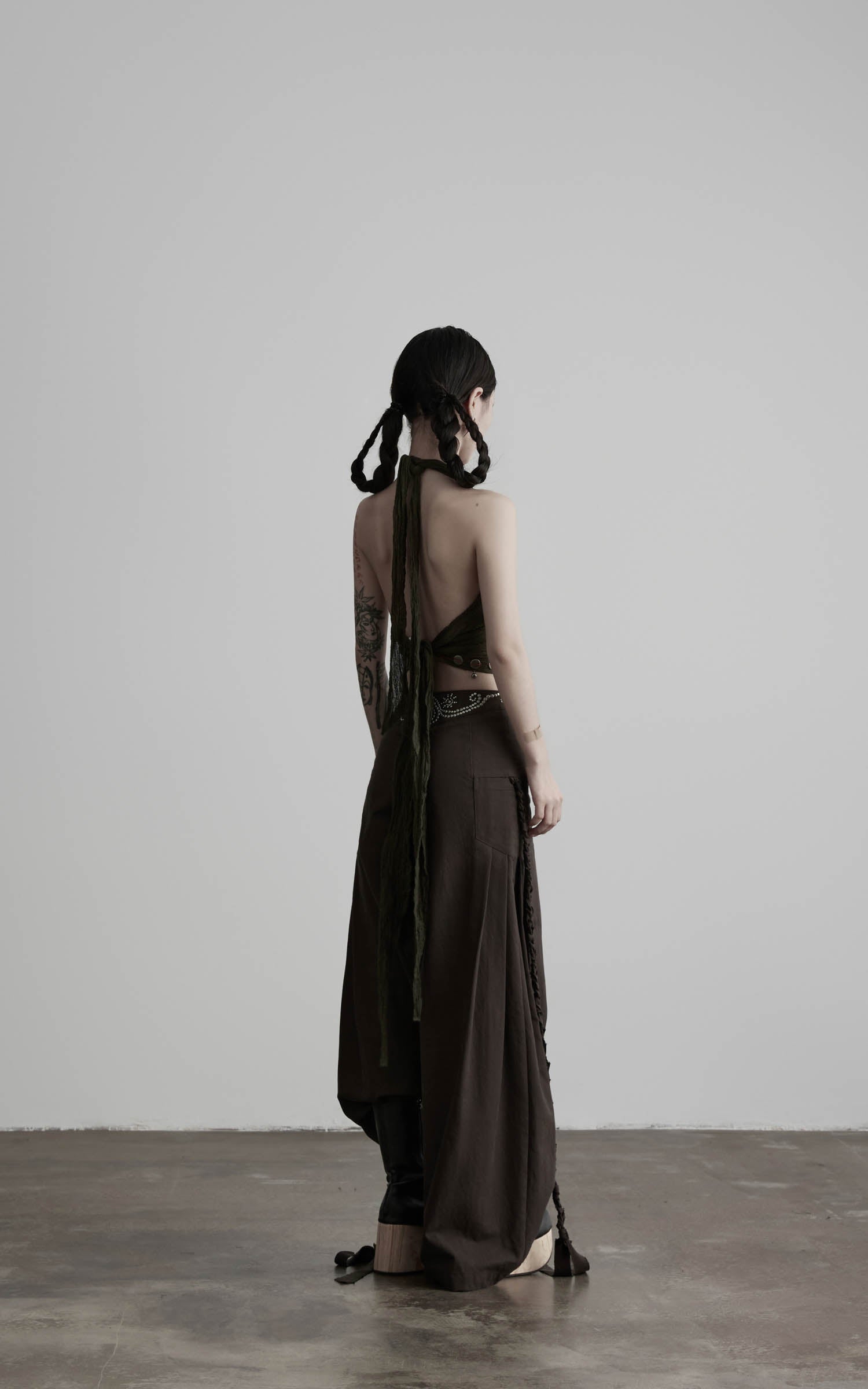 DOINDULGE Halter Tie-Up Crop Top