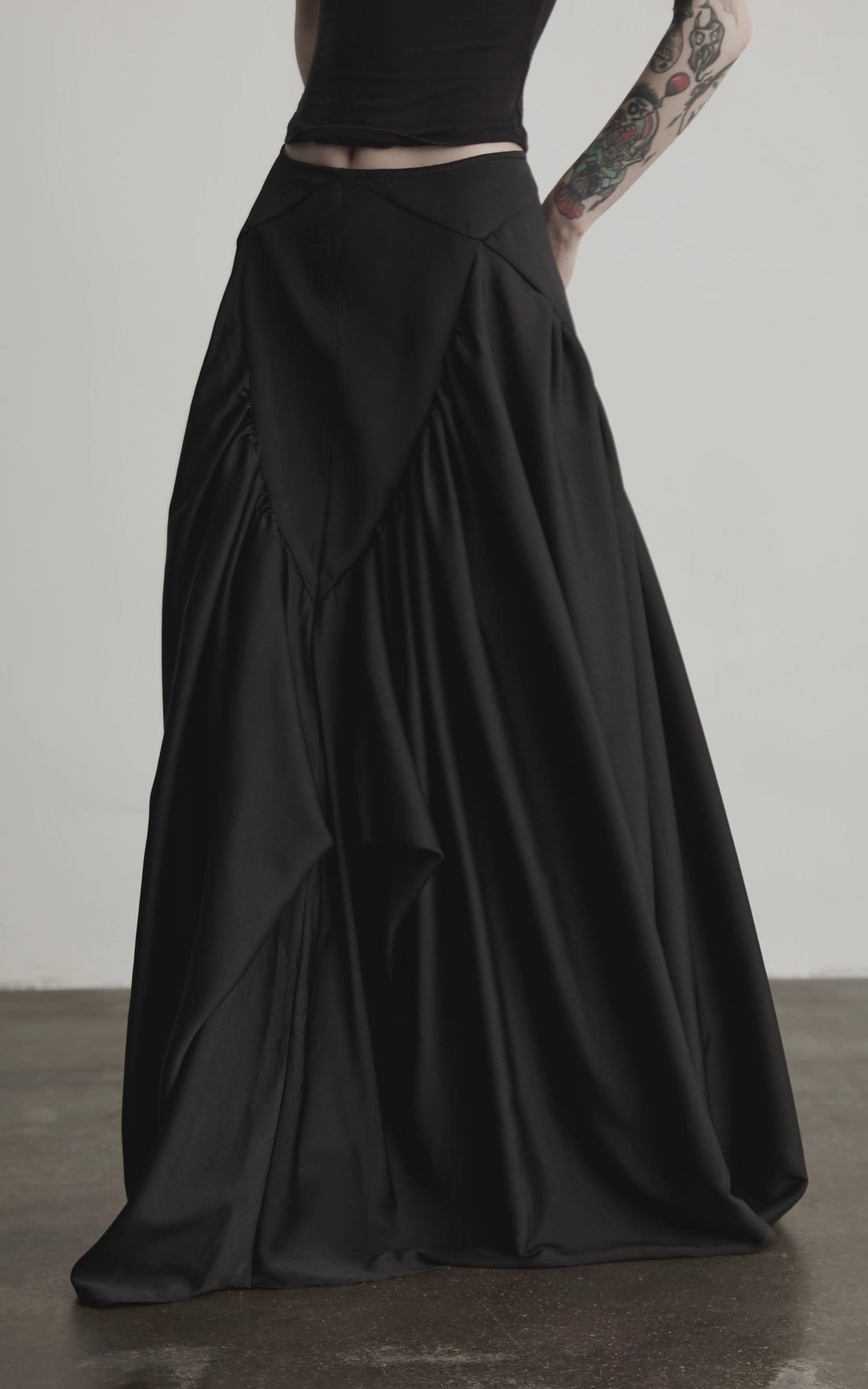 缺细节 DOINDULGE Draped Panel Asymmetrical Maxi Skirt in Black Satin