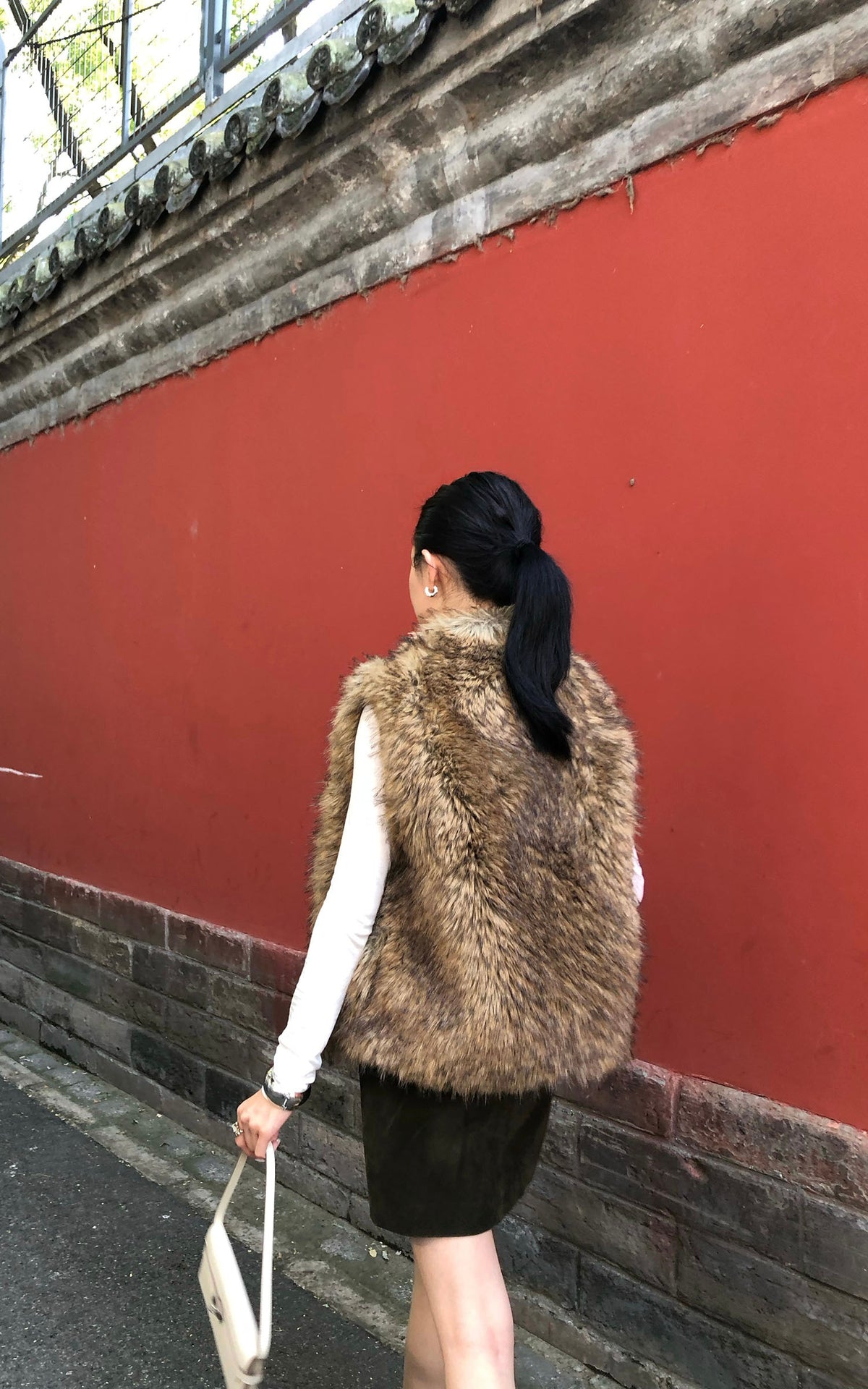 Hydrae Gilet sans manches en fausse fourrure volumineuse avec col montant oversize, fermeture à crochets dissimulée et silhouette décontractée