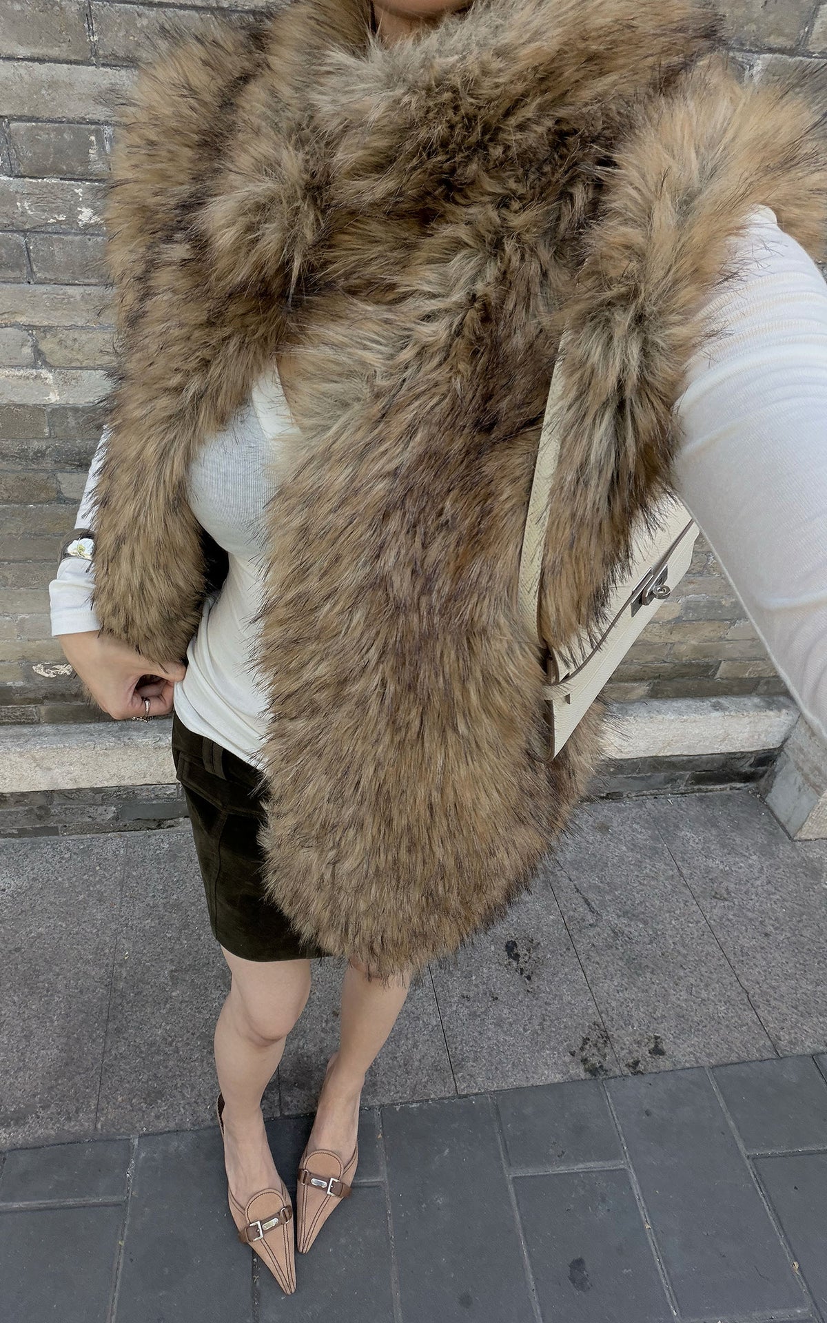 Hydrae Gilet sans manches en fausse fourrure volumineuse avec col montant oversize, fermeture à crochets dissimulée et silhouette décontractée